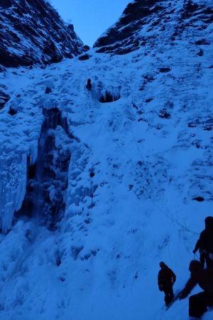 Fyra personer isklättrar på ett stort berg i Norge