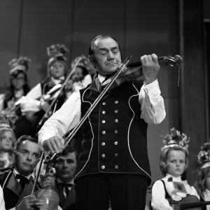 Mestaripelimanni Konsta Jylhä esiintyy Kaustisen kansanmusiikkifestivaaleilla 1972.