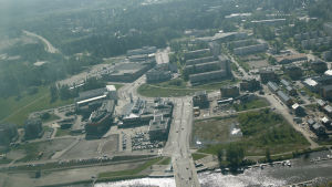 Hotellet och Citymarketbyggnaden skulle byggas på fältet nere till vänster i bilden. Flygfoto över Västra åstranden