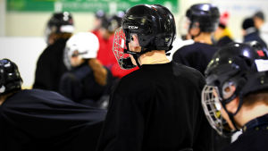 Vår uppgift är att lära alla att både ge och ta tacklingar på rätt sätt, säger Harri Nummela. Ishockeyjuniorer på träning.