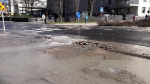 Kinakvarngatan var stängd för trafik Rikkoutunut vesiputki Turun Kiinanmyllynkadulla 30.4.2021