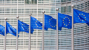 På grund av GDPR-lagarna stiftade av EU så får inte Facebook analysera det material EU-medborgarna publicerar på sociala medier. Europeiska flaggor vajar i Bryssel.