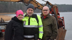Köpman Ragna-Lise Karlsson, projektchef Mårten Johansson och byarådets ordförande Henrik Huldin. Ragna-Lise Karlsson, Mårten Johansson och Henik Huldin.