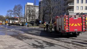 Räddningsverket försöker reparera vattenledningen. Rikkoutunut vesiputki Turun Kiinanmyllynkadulla 30.4.2021