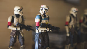 "En soldat ute på uppdrag skulle knappast vara så ren" säger Janne när vi frågar varför han vill att soldaterna ser lite slitna ut. Minatyrmodeller av stormtrupper från Star Wars.