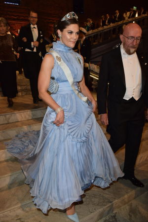 Kronprinsessan Victoria. Kronprinsessan Victoria går ned för trappor.