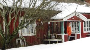 Kerstin Enbom utanför huvudbyggnaden vid Sälgkulla i Sibbo, Immersby Konsthantverkare Kerstin Enbom på trappan till huvudbyggnaden i Sälgkulla i Sibbo
