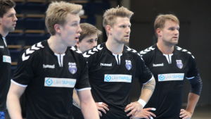 Oscar Kihlstedt (i mitten) vet vikten av poäng i Vanda. Roni Syrjälä, Oscar Kihlstedt och Kristian Jansson.