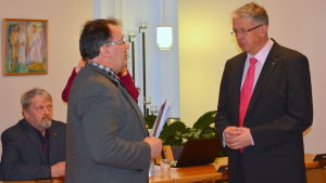Carl-Johan Enroth överräckte namnlista till minister Rehula. Carl-Johan Enroth överräckte namnlista till minister Rehula.