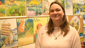 Katarina Lodenius är rektor i Sjundeå svenska skola och undervisar i en klass där det både finns elever i årskurs 1 och 2. Katarina Lodenius