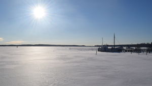 Havet kommer att vara istäckt i allt kortare perioder. Solig vinterdag i Ingå småbåtshamn.