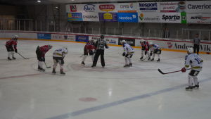 Malax IF förlorade bara en match under hösten Tekning, domaren släpper ner pucken i matchen Malax IF-IFK Lepplax, division 3, december 2016.