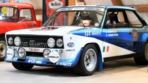 En kopia av pappa Ulfs rallybil finns i Marcus Grönholms rallymuseum. En kopia av pappa Ulfs rallybil finns i Marcus Grönholms rallymuseum.