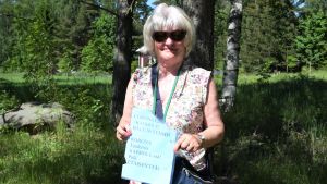 Viveka Blomster fick nog och rev loss hela lappen. En kvinna med en lapp i handen.