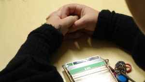 Egna pengar och nycklar till ett eget hem. Ingen självklarhet för Emma, som i dag, som dryga 30 har kommit ur sitt missbruk. kvinnohänder på bordet. Mitt i en plånbok med stamkundskort och ett par nycklar.