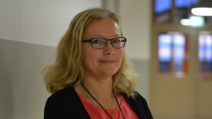 Nina Häggroth har tagit över ordförandeklubban. Kvinna i närbild.