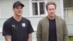 Nico och Andreas Rönnberg är tillsammans i BK-46 igen. Nico Rönnberg och Andreas Rönnberg står bredvid varandra utomhus och tittar in i kameran.