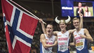 Brödernas jubel från EM i fjol, där lillebror Jakob (i mitten) korades till dubbelmästare. Henrik, Jakob och Filip Ingebrigtsen jublar.