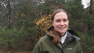 Riikka Leskinen är chef på Valonia. Profilbild på Riikka Leskinen, skog i bakgrunden.