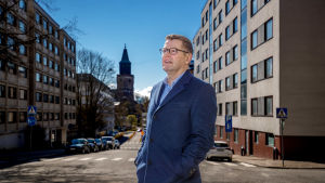Kimmo Grönlund är professor i statskunskap vid Åbo Akademi. En man i en blå kappa med Åbo domkyrka i bakgrunden