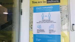 På många platser i Åbo påminns man om rekommendationerna. En skylt på väggen som påminner om coronarestriktionerna.