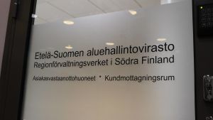 Enligt arbetarskyddet vid Regionförvaltningsverket har Lotta diskriminerats när hon inte fick delta i intervjun. Dörr där det står Regionförvaltningsverket i Södra Finland.