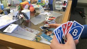Ungdomarna på Sveps är på plats kl. 9-14 dagligen. Unga spelar Uno på ungdomsverkstaden Sveps.