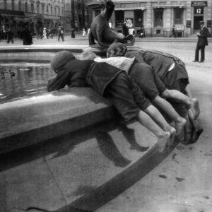 Lapsia leikkimässä Havis Amandan suihkulähteellä vuonna 1910.