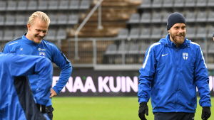 Lyckligt radarpar. Joel Pohjanpalo och Teemu Pukki njuter av att vara på landslagssamling tillsammans igen. Joel Pohjanpalo och Teemu Pukki på landslagsträningar.