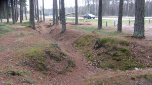 De här gångarna grävdes under kriget och har bevarats, men håller på att växa igen. Naturliga utgrävningar efter kriget på gården vid Hangö frontmuseum.