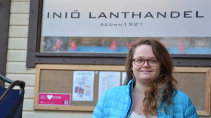 Iona Maaranto trivs i butiken också under vintern. iona Maaranto trivs med jobbet vid Iniö lanthandel.