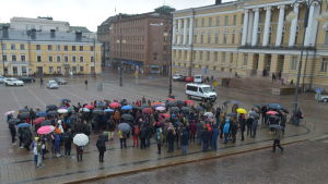 Regnet var inget hinder. Nästan 300 personer samlades som bäst. Flera hundra pers vid utmarsch vid HU 20.4.2016