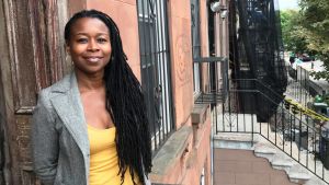 Monifa Bandele är kampanjchef på aktivistnätverket Moms Rising. Hon är hoppfull gällande vad som kommer att hända efter presidentvalet. Monifa Bandele står utanför sitt hem i Brooklyn i New York.
