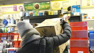 Paket mottas i R-kiosk i Raseborg. Ett paket blir avhämtad på R-kiosken i Ekenäs.
