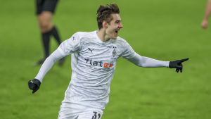 Florian Neuhaus avgjorde mot Bayern. Florian Neuhaus jublar och pekar åt sidan.