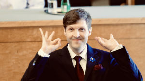 Ekres partiledare Martin Helme, Mart Helmes son, gjorde en vit makt-symbol med fingrarna när han svors in som finansminister år 2017. Ekre har aldrig strävat efter att representera alla ester utan har alltid fört en polariserande politik. Den estniske politikern Mart Helme gör en vit makt-markering med sina fingrar när han svärs in som finansminister 2017.