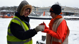 Åsa Bylund simmade själv in på en åttonde plats i sin klass på 25 meter bröst. Hon är en av de många som dessutom hjälper till med arrangemangen. Åsa Bylund bjuder en deltagare på varm saft.
