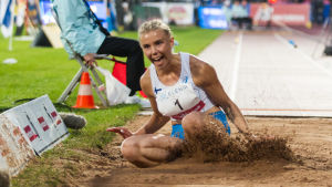 Taika Koilahti. Taika Koilahti landar i sanden och grimaserar.