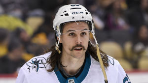 Erik Karlsson tecknade i somras ett åttaårskontrakt med San Jose. Erik Karlsson på isen.