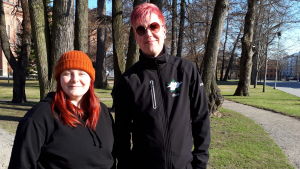 Amanda Sjöholm och Patrik Friman skulle båda gärna jobba mer i sommar än vad det ser ut att de kommer att få göra. ung kvinna i svart huvtröja med rött hår och orange mössa. Ung man i svart huvtröja och rosa hår.