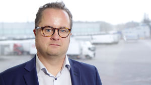Vähälä Logistics -yhtiön toimitusjohtaja Ville Vähälän mukaan Posti polkuhinnoittelee lähetyksiä. Vähälä Logistics -yhtiön toimitusjohtaja Ville Vähälä.