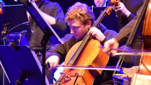 Lukas Stasevskij och Game Music Collective. Lukas Stasevskij spelar cello.