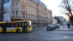Det är speciellt i korsningen av Auragatan och Slottsgatan som det tidvis grötar till sig rejält. En buss svänger i en korsning i Åbo centrum.