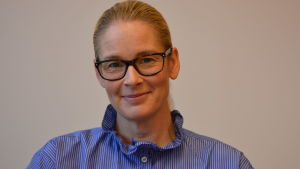 Barnmorskan Josefine Godenhjelm kommer ursprungligen från Sverige. Hennes utmaning är att tala finska, vilket hon gör och övar på hela tiden. EN kvinna med blåvit skjorta.