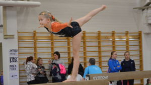 Fokus, balans och koncentration är nycklar då man tävlar på bom. Gymnast från Vasa redskapsfantaster under tävlingar i Vasa.