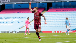 Stuart Dallas gjorde en drömmatch borta mot serieledarna. Stuart Dallas firar mål.