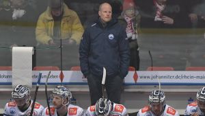 Toni Söderholm bakom bänken i SC Riessersee. Toni Söderholm bakom bänken i SC Riessersee.