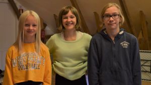 Ellen Nyström, Jennifer Högberg och Walter Brommer sjunger och dansar i Djurens planet. Tre barn i en stor sal. De står i rad och ser in kameran.