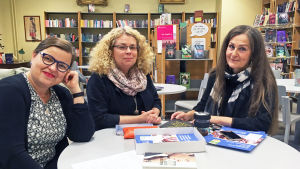 Ann-Britt Bonns, Pamela Lindebäck, Margareta Öhman-Rintamäki Ann-Britt Bonns, Pamela Lindebäck, Margareta Öhman-Rintamäki sitter vid ett bord i Norsens bibliotek. På bordet papper och böcker.