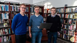 Frågan om snusets framtid gällde det också för Peik Siitonen, Amos Nordman och Roni Holmberg att ha åsikter om. Debattrion vid sin dator.